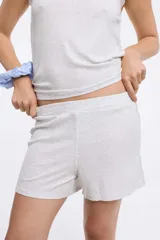 Short de pijama de rib color gris melange, con cintura elástica y detalle de encaje en los laterales.