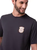 Remera de manga corta y cuello redondo color gris oscuro, con pequeño gráfico estampado en el lado izquierdo del pecho.