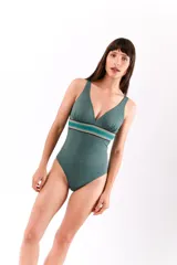 Malla enteriza verde con lurex y escote en V. Presenta una banda tejida con motivos geométricos en la cintura.