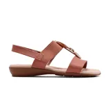 Sandalia casual Korium Confort Celta color terracota, con tiras elásticas y detalle de aplique circular en la tira delantera.