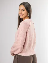 Sweater de punto con diseño amplio y mangas ranglan. Presenta cuello redondo tejido y puños acanalados, ofreciendo un calce cómodo y versátil.