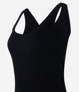 Blusa musculosa de ribana color blanco, con escote en U.