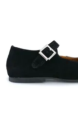 Zapato tipo Mary Jane de gamuza color negro, con punta redondeada y tira sobre el empeine con hebilla plateada.