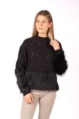Sweater negro de punto con diseño de texturas en relieve en la parte superior y detalle de piel sintética en el ruedo y en las mangas.