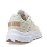 Championes de running Puma Skyrocket Lite 2, color beige con detalles en tono bronce. Presentan una estructura de malla transpirable, entresuela blanca de amortiguación reactiva y suela de goma en color marrón.