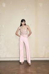 Top de fiesta con lentejuelas color rosa pálido, escote drapeado y tirantes finos de satén. Espalda descubierta.