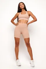 Short tipo biker de tiro alto, diseñado para running y entrenamiento. Confeccionado en tejido técnico de alta performance con bolsillos laterales funcionales y bolsillo interno en la cintura. Presenta detalles reflectivos y costuras estratégicas para mayor libertad de movimiento.