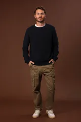 Sweater de punto en color azul marino, con cuello redondo y mangas largas con puños acanalados.