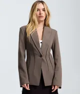 Blazer de sastrería color marrón con silueta hourglass entallada, cuello con solapas, cierre frontal de un botón y recortes verticales estructurados que definen la cintura.