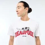 Remera blanca de manga corta y cuello redondo con estampa frontal de Deadpool y el texto 'Deadpool EST 1991'.