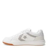 Championes urbanos Converse Pro Blaze V2 Luxe Sport, de cuero sintético blanco con detalles en gris y suela de goma color caramelo.