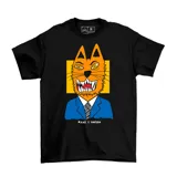 Remera de algodón color negro con estampa frontal de un tigre con traje y corbata sobre un fondo amarillo.