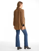 Chaqueta de tejido tweed en tonos marrones con hilos metálicos, diseño de corte sastrero con cuello de solapa, bolsillos frontales aplicados y mangas con presilla ajustable.