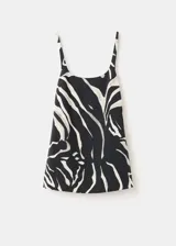 Vestido corto con estampado animal print de cebra en blanco y negro, de corte recto, escote cuadrado, tirantes finos y sin mangas.