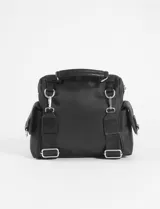 Bandolera negra de diseño versátil con múltiples bolsillos frontales y laterales, asa superior y correa larga ajustable y extraíble. Cuenta con cierre de cremallera y herrajes metálicos plateados.