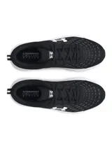 Championes de running Under Armour modelo Charged Assert 10, color negro con detalles en blanco. Presentan parte superior de malla transpirable con revestimientos de cuero, entresuela Charged Cushioning para mayor amortiguación y suela de caucho macizo.