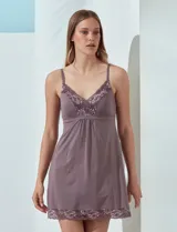 Chemise marrón de seda fría con breteles finos regulables y apliques de encaje en escote y ruedo.