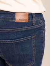 Pantalón de jean negro de corte recto.