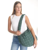 Bolso capitoneado color verde oscuro, marca Do Everything In Love, con abertura de cierre, reparticiones y bolsillos internos, y bolsillos laterales con cierre.