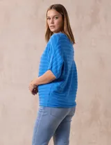 Buzo azul de tejido acanalado marca Ninety, con mangas cortas japonesas.