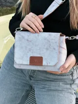 Bandolera Chabas de cuero con correa larga y cierre con solapa.