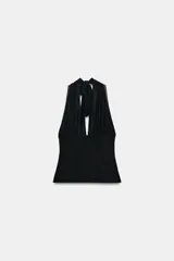 Top negro de cuello halter con escote en pico pronunciado. Presenta un cuerpo estructurado y una parte superior de tul plisado con detalle de lazada tipo foulard en el cuello. Incluye cierre lateral con cremallera oculta.