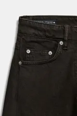 Jeans de tiro medio con corte balloon leg y largo al tobillo. Presenta diseño de cinco bolsillos, cintura con trabillas y cierre frontal con cremallera y botón metálico.