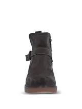 Bota corta de descarne color gris, con diseño de caña baja y detalle de tira con hebilla metálica lateral. Cuenta con suela de goma texturizada y cierre lateral para un ajuste cómodo.
