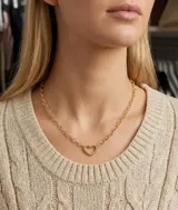 Collar de cadena de eslabones circulares con dije colgante en forma de corazón con textura trenzada.
