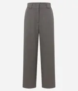 Pantalón sastrero de corte recto con estampado pied de poule, trabillas largas, pliegues delanteros sutiles y bolsillos traseros funcionales.