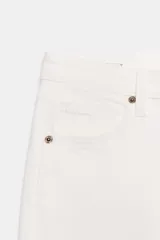 Jeans de tiro alto color marrón oscuro con acabado lavado, corte recto/flare y bajo cropped sin costuras. Presenta cinco bolsillos y cierre frontal con cremallera y botón metálico.