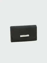 Billetera de cuero negro con textura granulada, cierre de solapa y detalle metálico plateado característico de la línea Le Roseau.