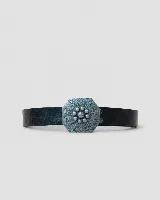 Cinto de cuero negro con hebilla hexagonal metálica de estilo vintage, decorada con motivos florales y esferas en relieve.