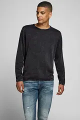 Sweater negro de punto ligero con cuello redondo y mangas largas. Tiene un tratamiento de lavado ácido para un aspecto deslavado y una superficie más suave.