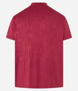 Remera deportiva de hombre con tecnología Dry, cuello redondo y mangas cortas. Presenta un diseño con estampa sutil tipo heat print y detalles de líneas en los hombros.