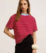 Remera de manga corta con rayas horizontales rojas y blancas, confeccionada en tejido malhão, con cuello redondo en color celeste.