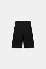Bermuda de tiro alto de la colección Zara Woman, color negro, con bolsillos delanteros redondeados, pliegues frontales y cierre de cremallera y botón.