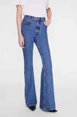 Jean de denim azul oscuro, de tiro alto y corte flare con pernera ancha acampanada.
