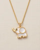 Collar de bronce dorado con cadena fina y dije en forma de elefante con incrustación de nácar blanco.