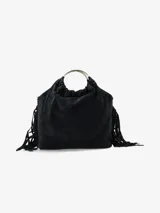 Cartera de mano negra confeccionada en cuero, con estructura flexible y flecos laterales. Presenta un asa rígida metálica circular.