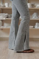 Jean oxford de tiro alto en color azul, con cortes horizontales y diagonales en las rodillas y detalles desflecados en el ruedo.