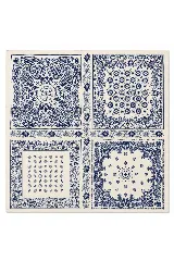 Pañuelo cuadrado con estampado tipo bandana en tonos azul y crema, con diseño de flores y motivos geométricos.