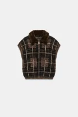 Chaleco de punto con diseño de cuadros, cuello solapa de pelo sintético a contraste y cierre frontal con cremallera metálica.