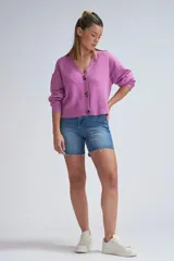 Bermuda de jean azul medio con terminaciones desflecadas.