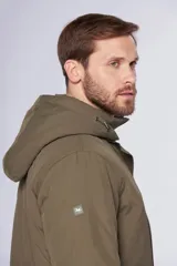 Campera de abrigo azul marino resistente al agua con capucha desmontable, cierre metálico y botones a presión personalizados. Tiene bolsillos en el frente y dos bolsillos internos.