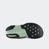 Championes de running New Balance modelo FuelCell Rebel v5, con diseño aerodinámico en tonos negro, gris y verde menta. Presentan una entresuela reactiva con tecnología FuelCell y una parte superior de malla técnica ligera.