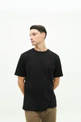 Remera azul marino de manga corta con logo bordado en el pecho. Corte clásico.