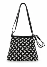 Cartera tipo bandolera con diseño geométrico de tejido entrelazado en blanco y negro. Cuenta con una correa larga ajustable y un tirador de cierre decorativo con cordón trenzado.