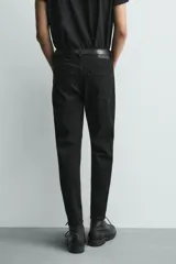 Jeans skinny cropped fit de corte ajustado y tiro medio, con diseño de cinco bolsillos y efecto lavado.