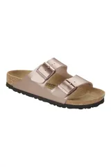 Sandalias Birkenstock Arizona Bf color cobre metalizado, con dos correas ajustables y plantilla anatómica de corcho y látex.